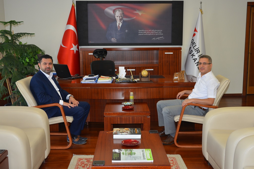Pamukova Belediye Başkanı İbrahim Güven ÖVÜN, Vergi Dairesi Başkanı İlhan AKÇAY'ı  Makamında Ziyaret Etti