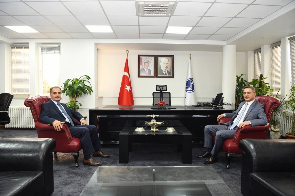 Sakarya Vergi Dairesi Başkanı İlhan AKÇAY, Sakarya Üniversitesi Rektörü Sayın Hamza AL'ı makamında ziyaret etti