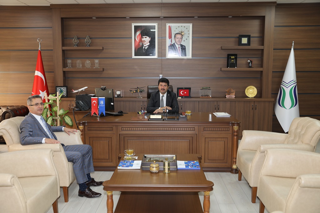 Sakarya Vergi Dairesi Başkanı İlhan AKÇAY, Sakarya Uygulamalı Bilimler Üniversitesi Rektörü Sayın Mehmet SARIBIYIK'ı makamında ziyaret etti